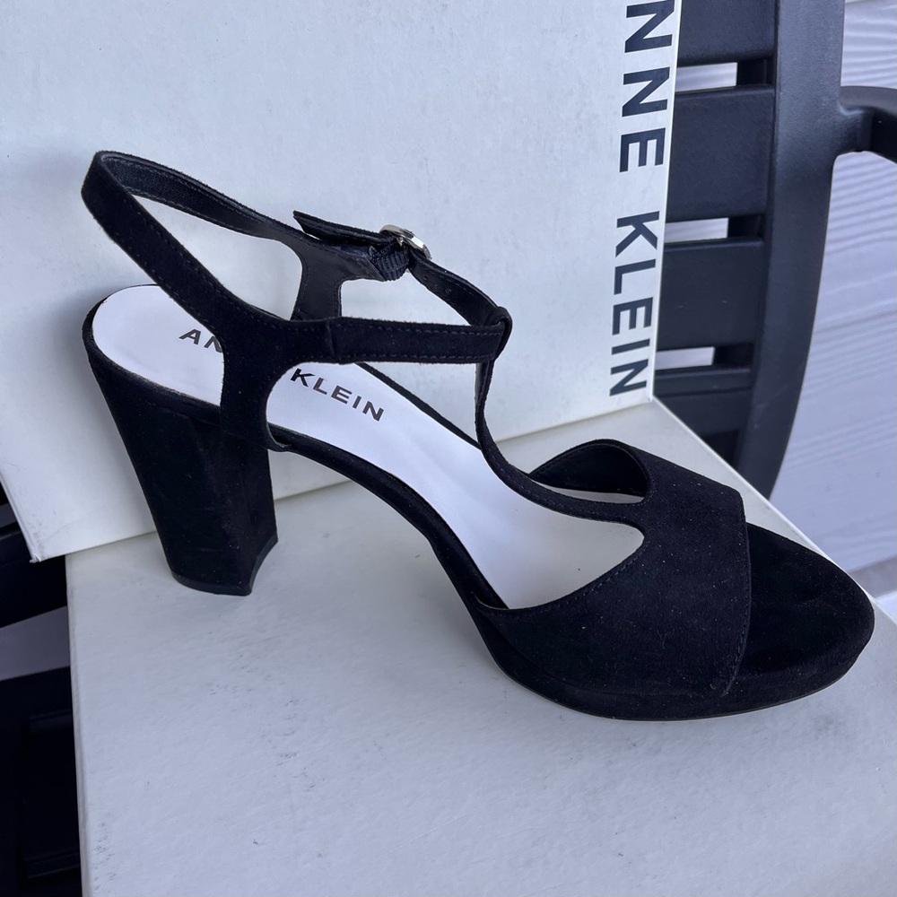 Ann Klein Akita Platform Sandal in Black